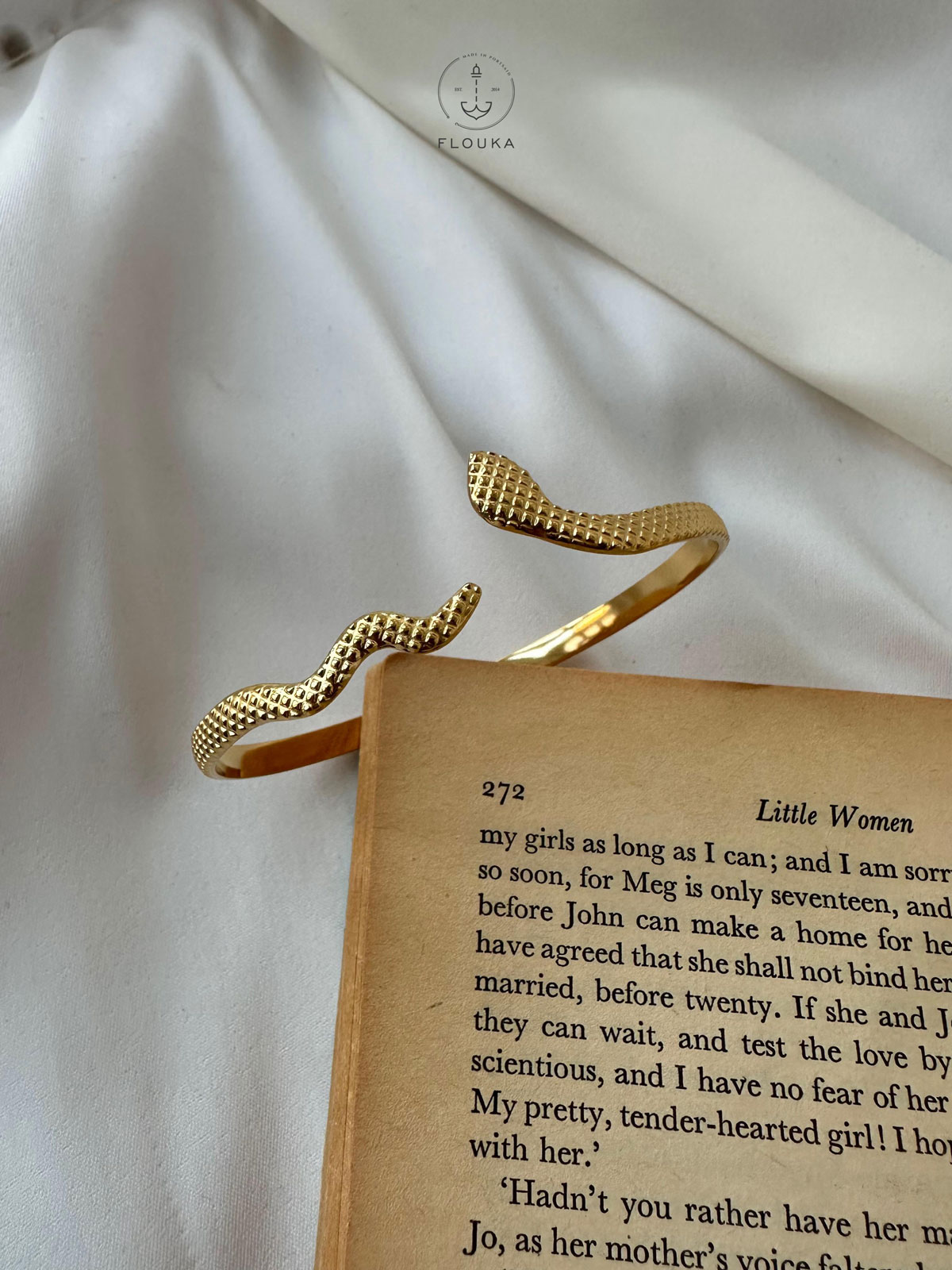 1708380014_O0069.jpg gold wavy snake bracelet