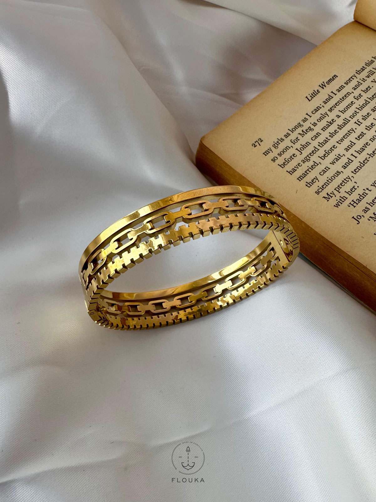 1708381917_O0068.jpg trible chain bracelet