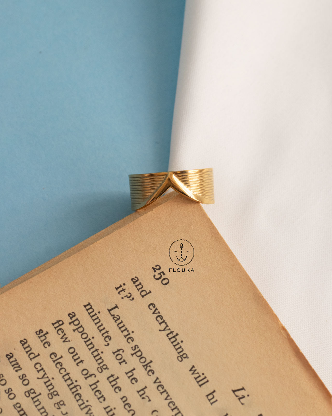 1714331747_r0092.jpg gold V ring