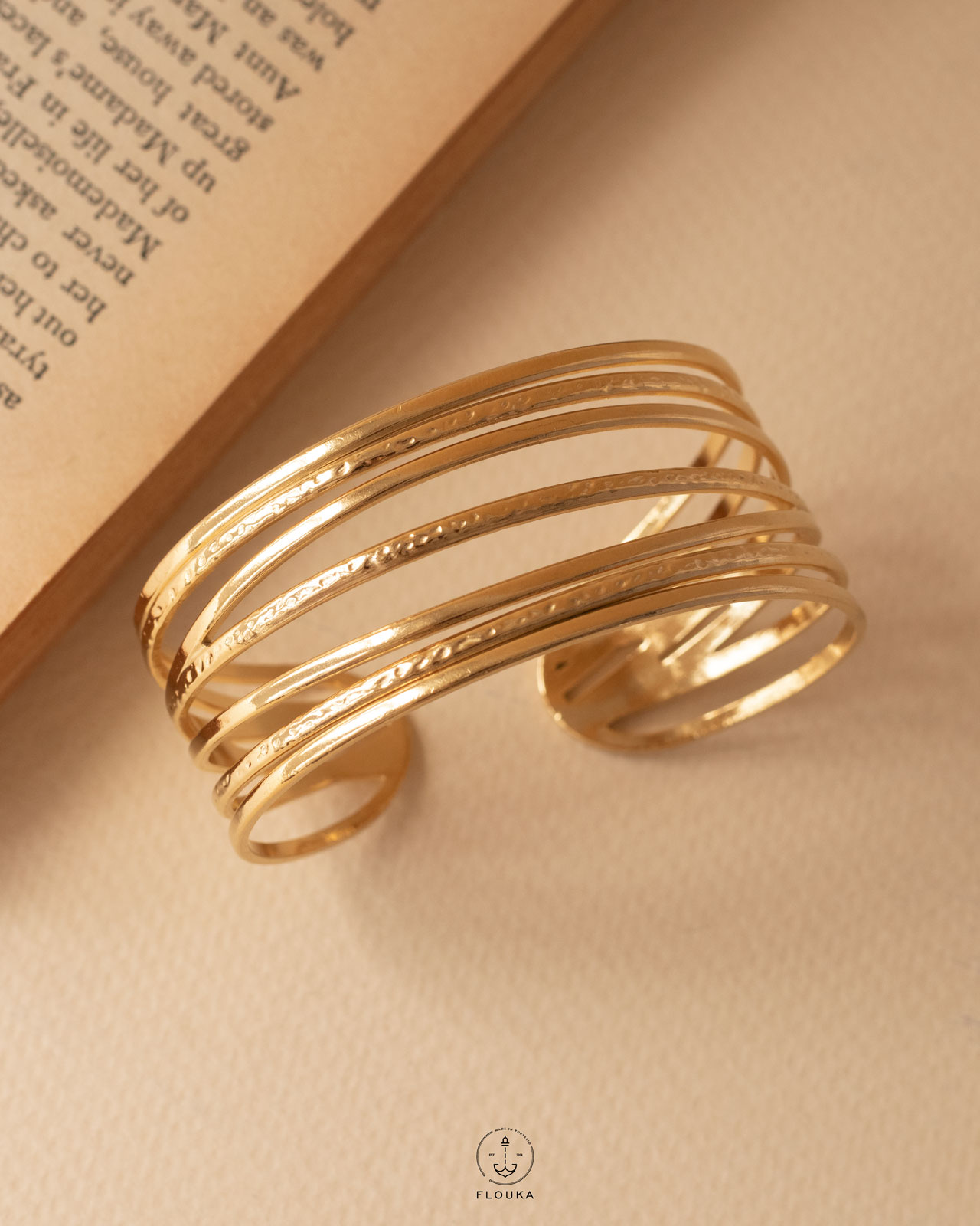 1715107982_o0121.jpg wide flexable bracelet