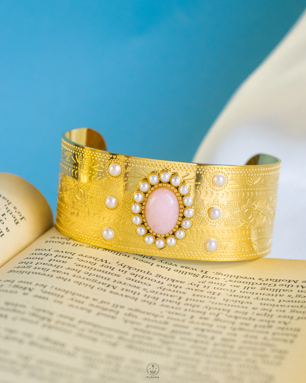 1726403001_o0359.jpg white pearl bink bracelet