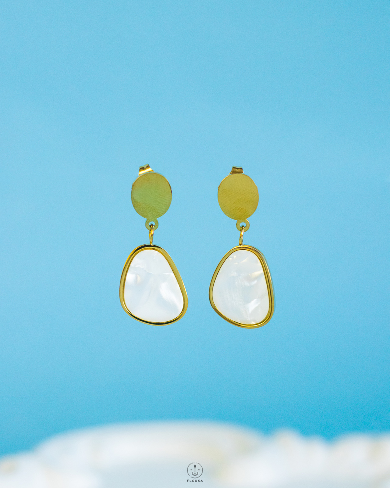 1729608357_e0435.jpg gold white seashell earrings