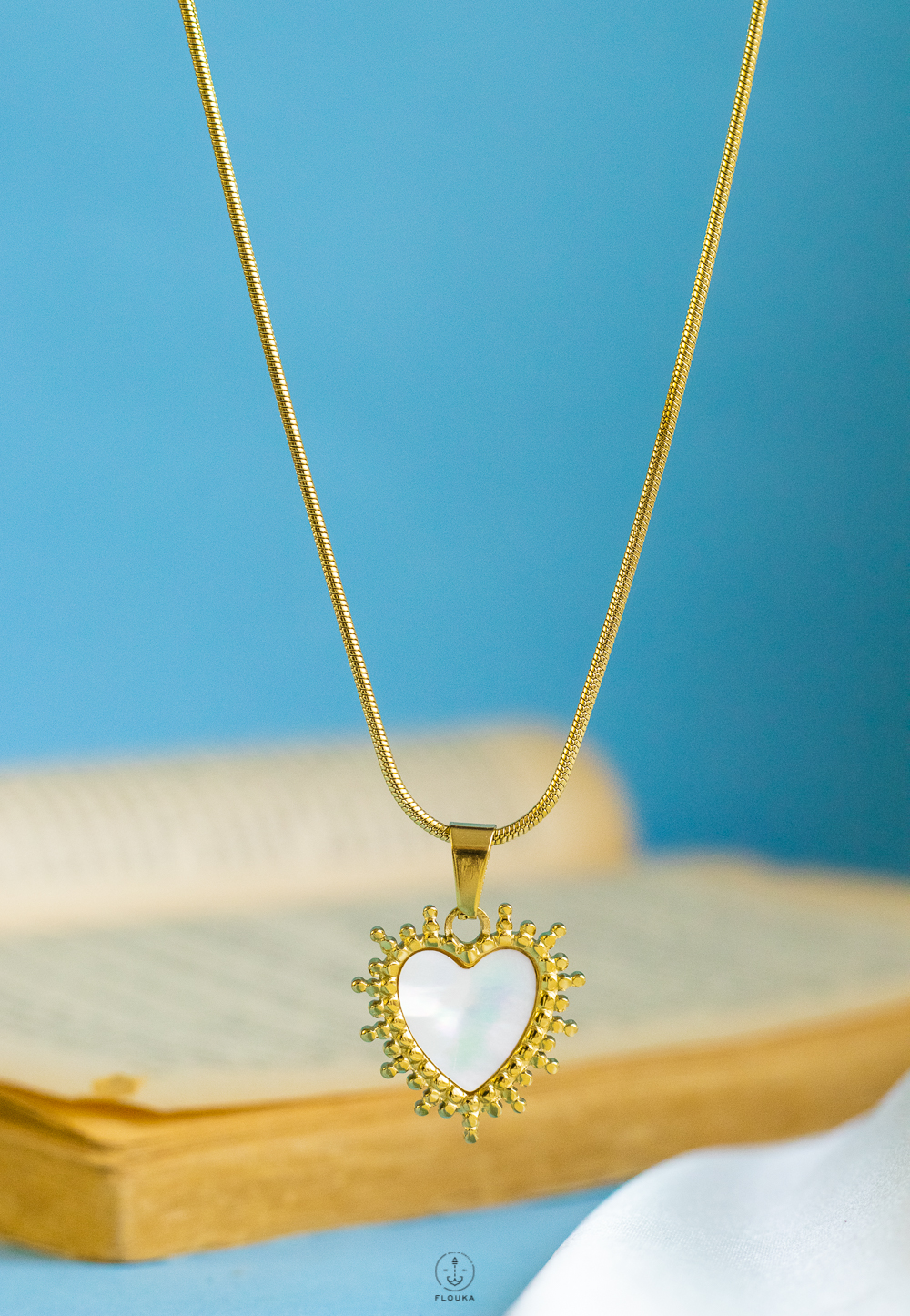 1736187469_n0734.jpg white shining heart necklace