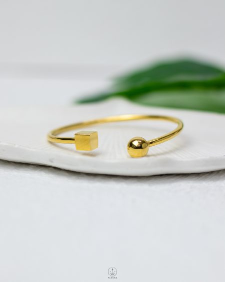 Square and ball gold bracelet