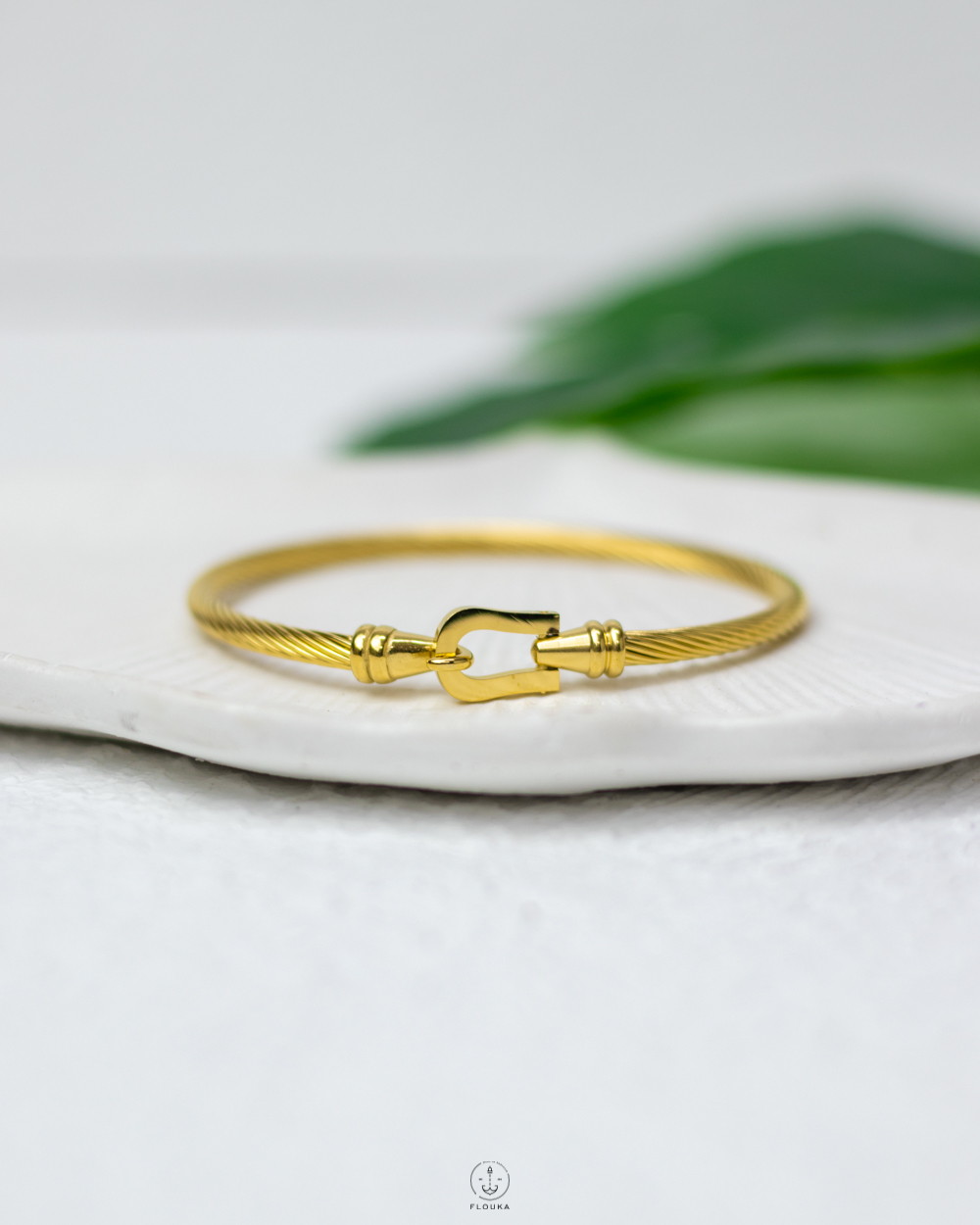 1744811668_o0580.jpg hook clasp gold bracelet