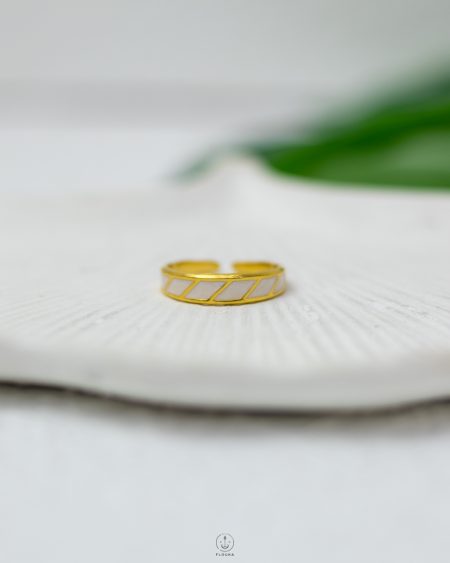 white rasin gold ring