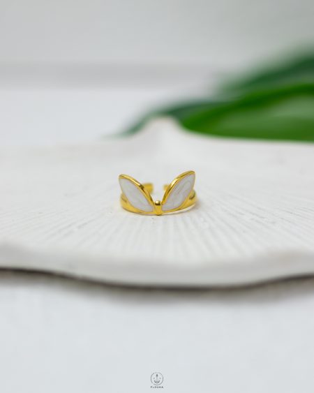 white rasin gold ring