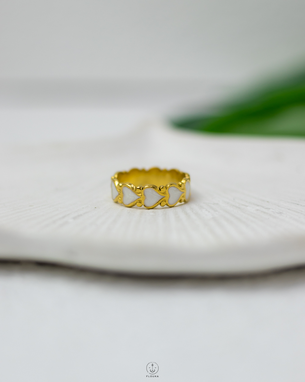 1745758068_r0684.jpg many hearts white rasin gold ring