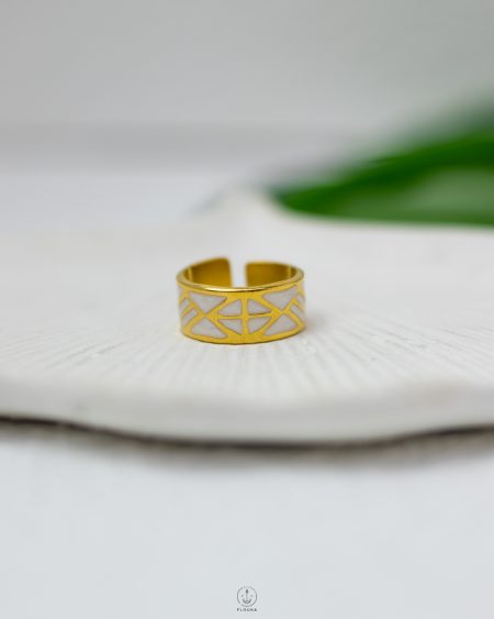 white rasin gold ring