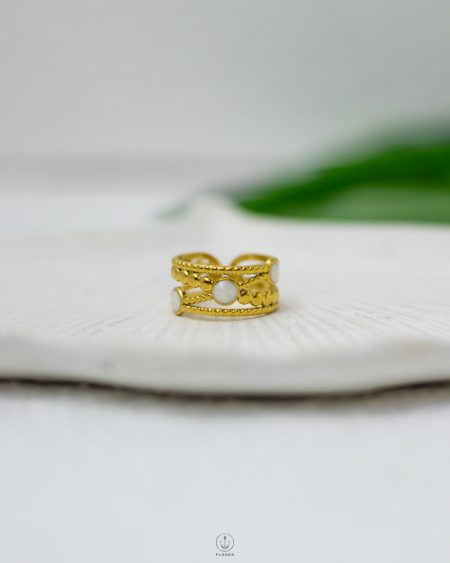 white rasin many circle ring