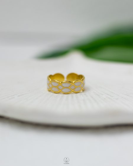 white rasin gold ring