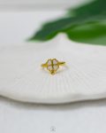 white rasin flower gold ring