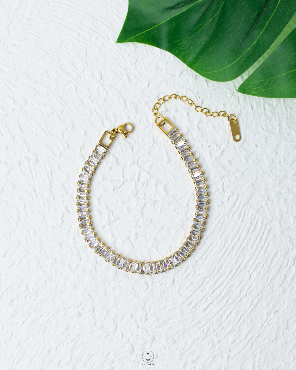 1746203684_b07062028229.jpg white straus gold bracelet