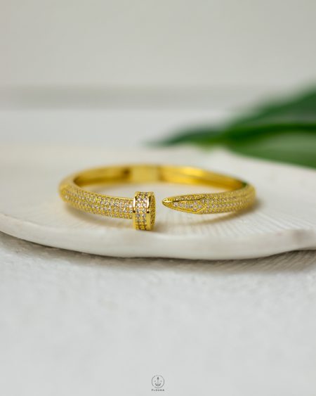 strus gold nails bracelet