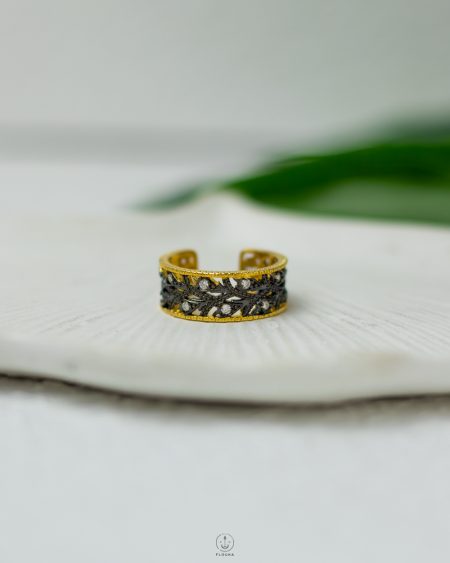 black strus gold ring