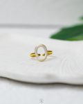 white rasin circle gold ring