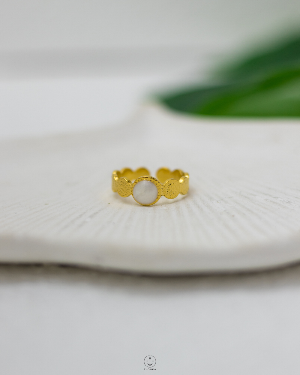 1745428109_r0605.jpg circle white rasin gold ring