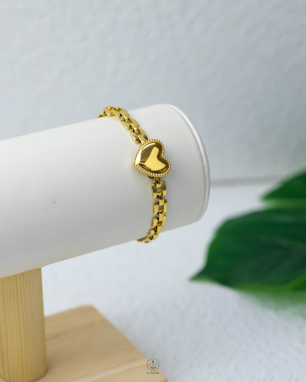 1752602409_b0922.jpg gold heart bracelet