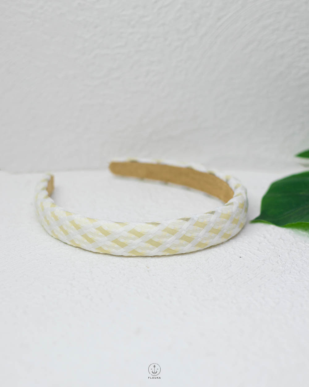 1753573428_T0106.jpg yellow & white collar