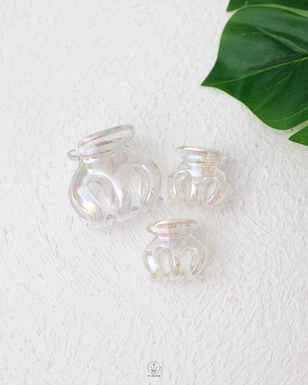 1753651404_t0075-1.jpg three white claw clips