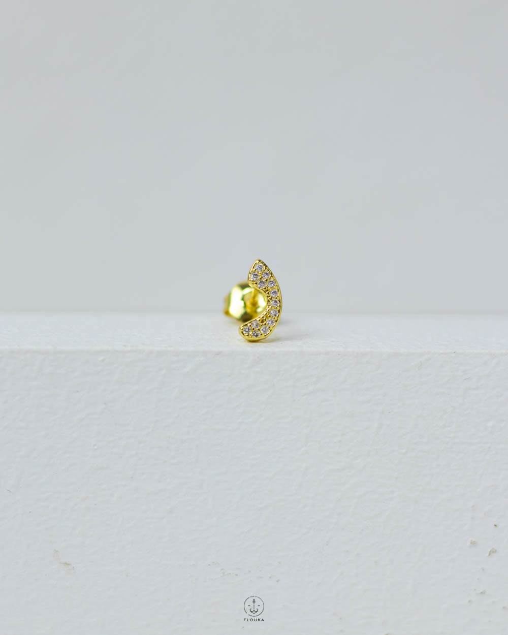 1755217185_e0576.jpg حلق استراس حرف (ر)