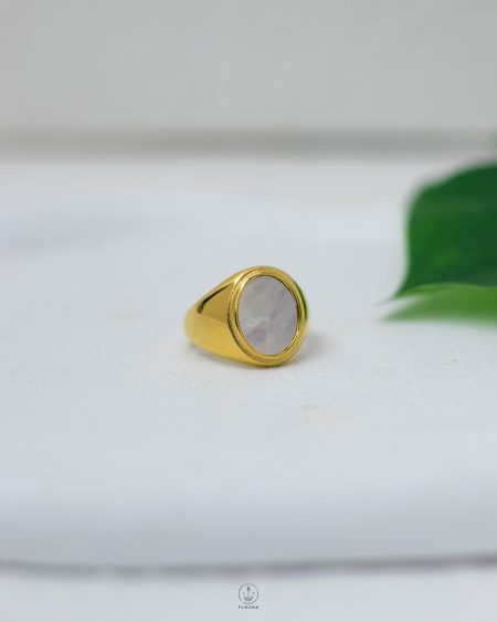 white rasin gold ring
