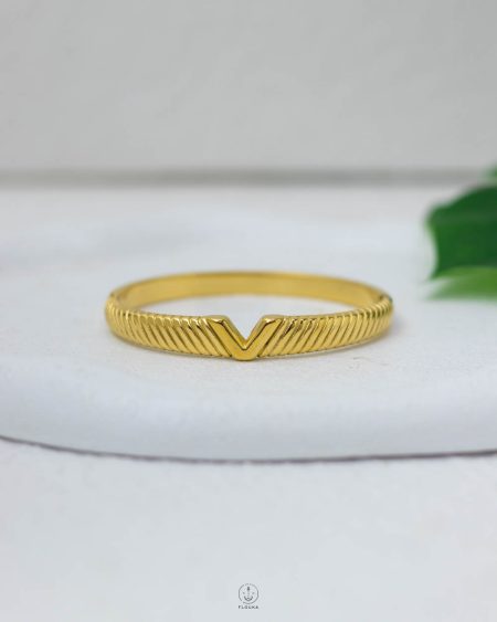 gold V bracelet