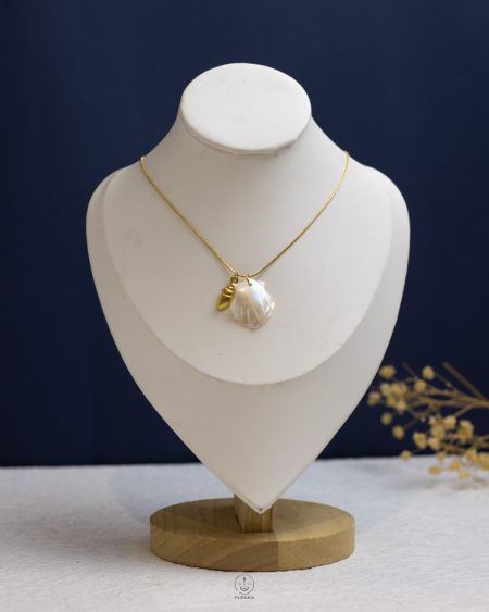 white rasin seashell gold necklace