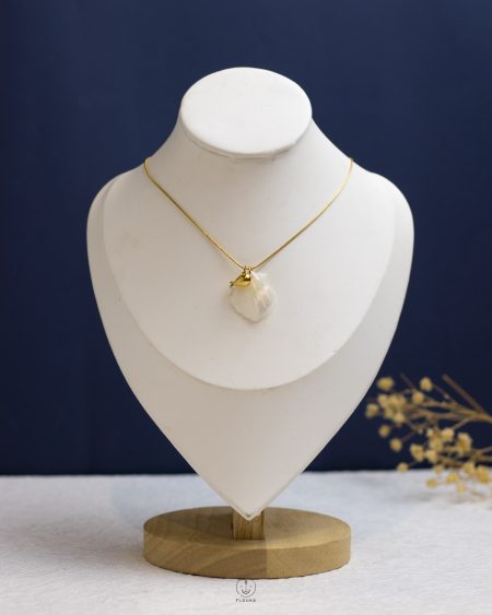 white rasin seashell & whale gold mouse necklace