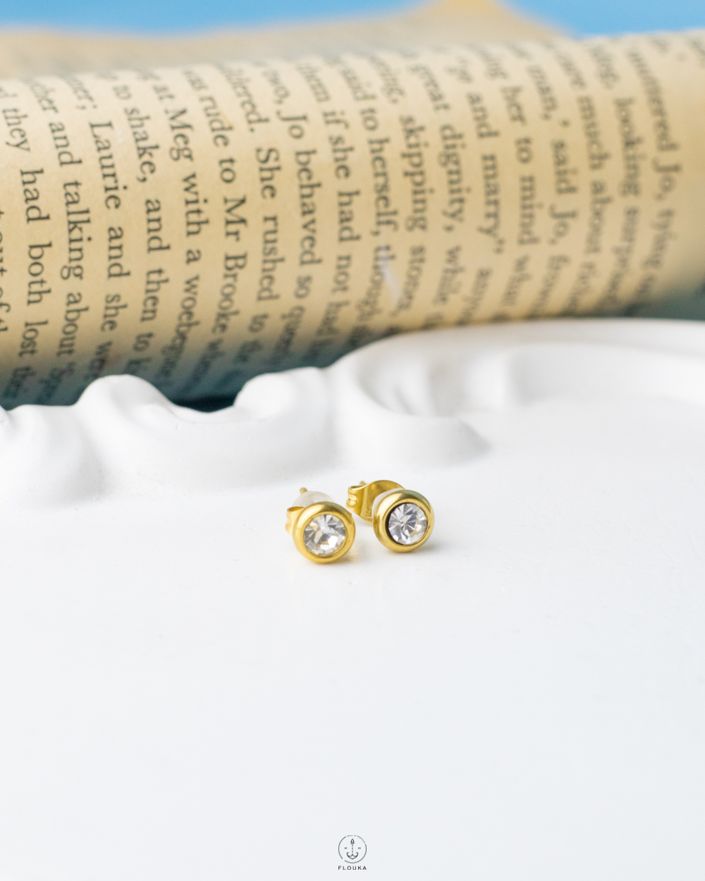 1761602105_e0886.jpg tiny white struas gold XP earring
