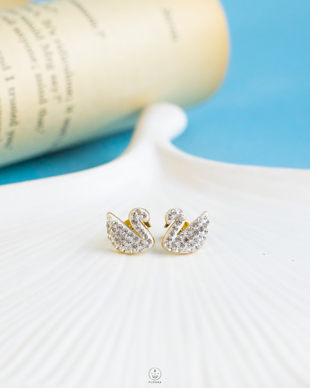 1762637853_E0921.jpg white struas duck earring