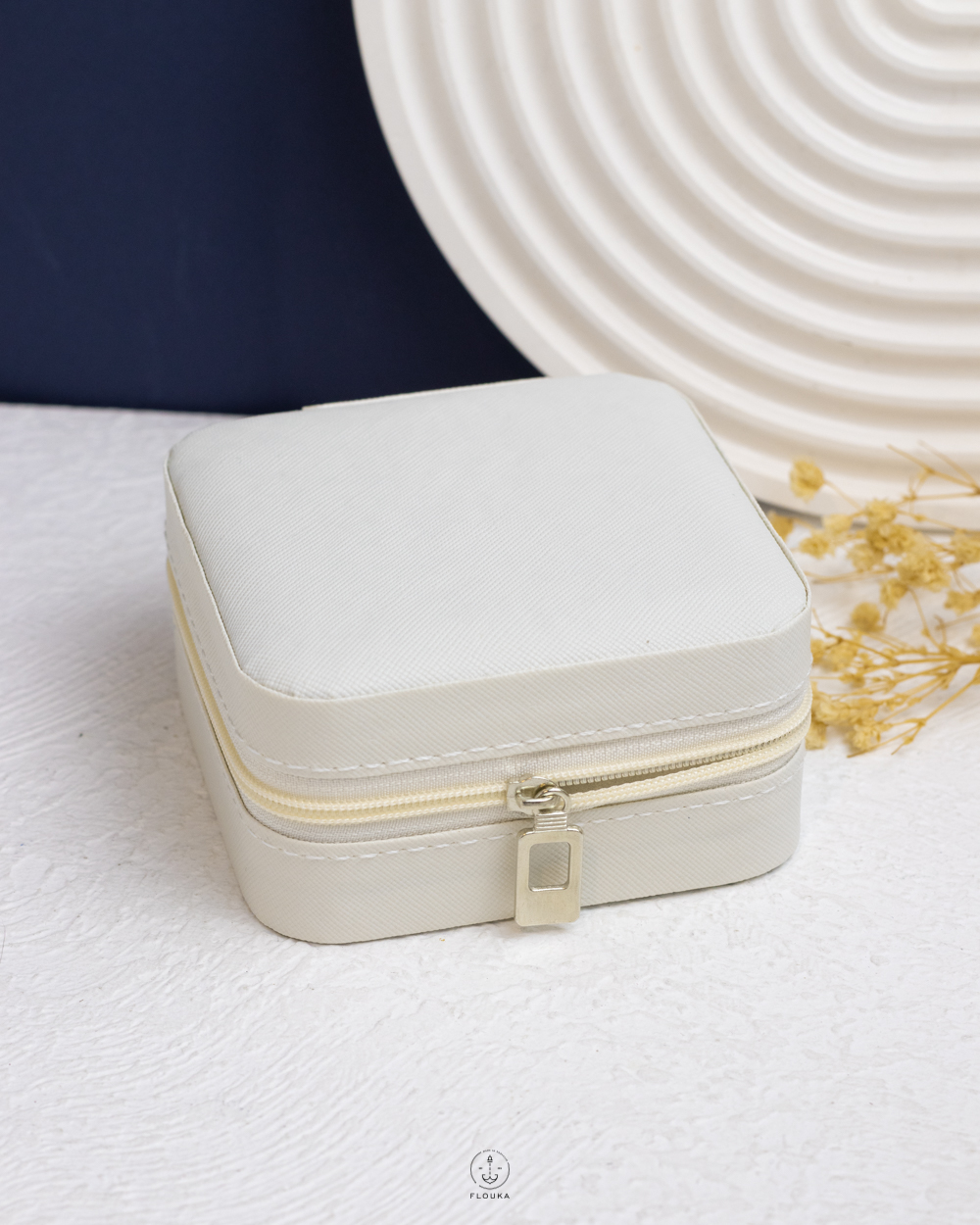1763146719_x0142.jpg white accessories box