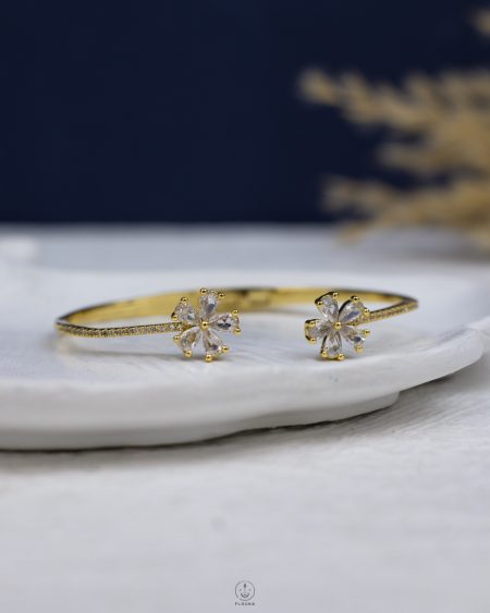 white straus flower gold flexable bracelet