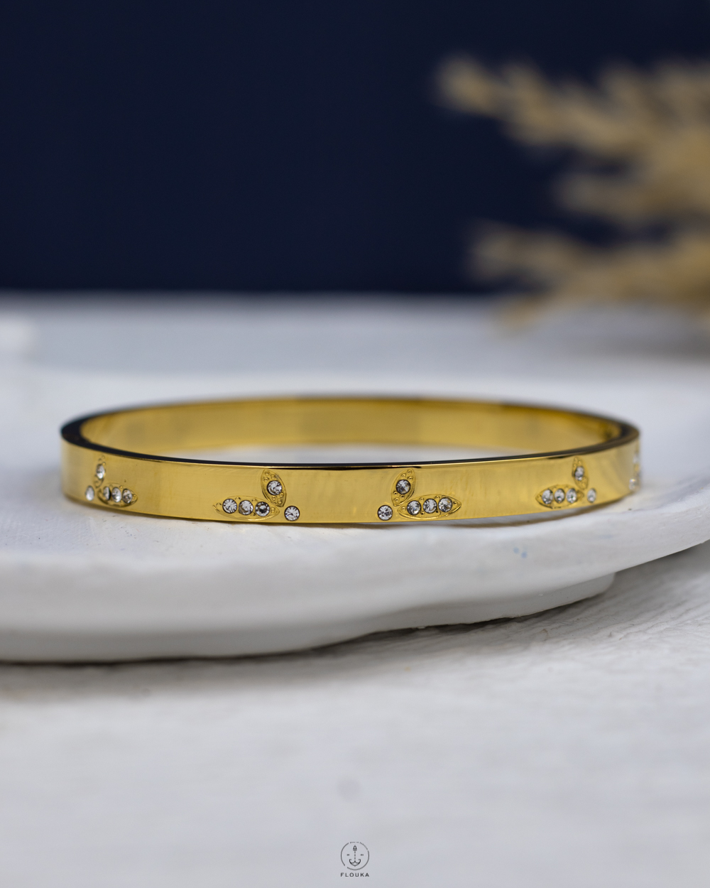 1765739047_o1023.jpg white struas gold bracelet